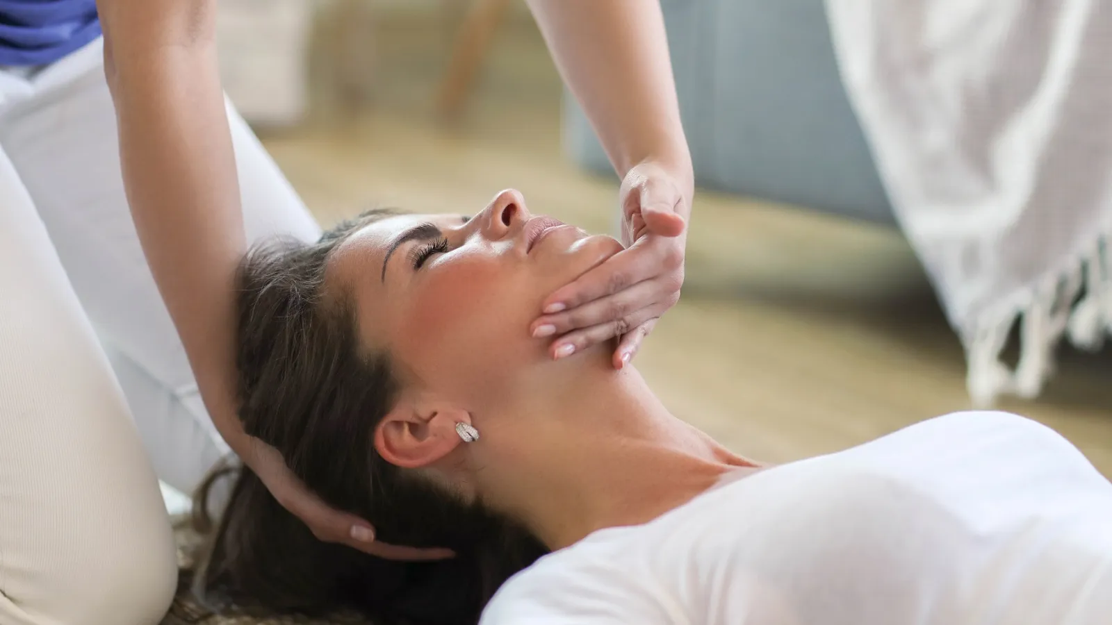 Terapia manual en la zona cervical con la paciente tumbada
