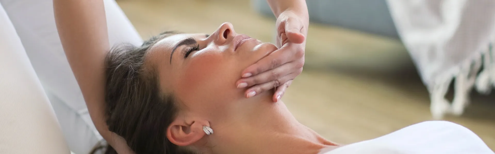 Terapia manual en la zona cervical con la paciente tumbada
