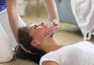 Terapia manual en la zona cervical con la paciente tumbada