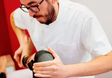 Valoración manual de la rodilla durante una sesión de fisioterapia