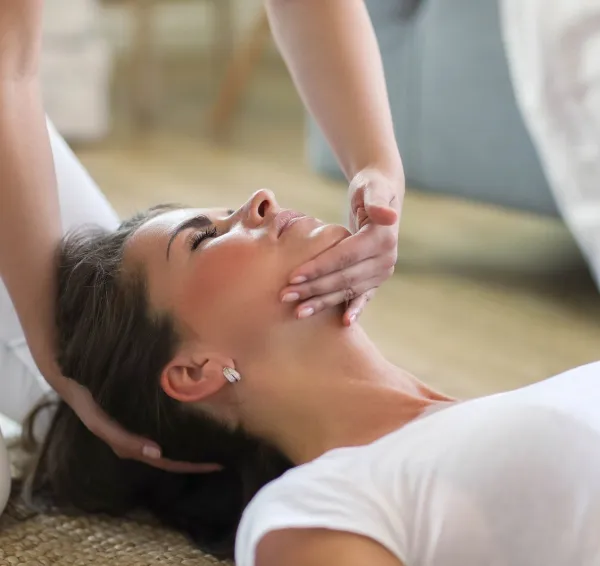 Terapia manual en la zona cervical con la paciente tumbada