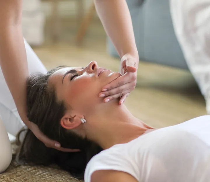 Terapia manual en la zona cervical con la paciente tumbada