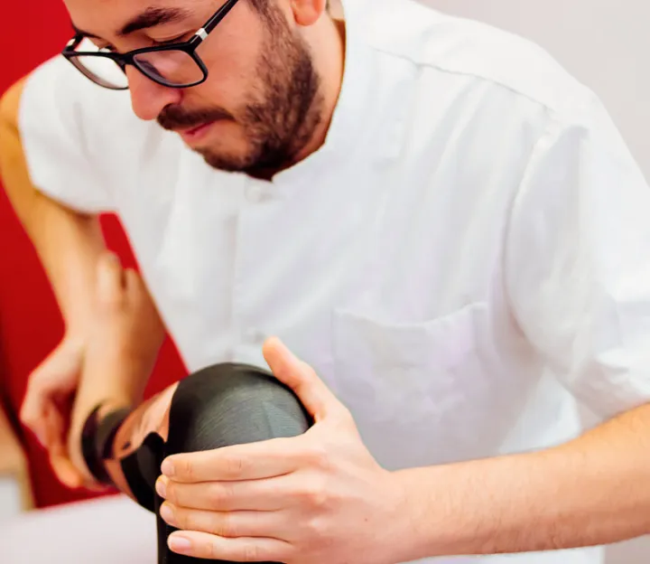 Valoración manual de la rodilla durante una sesión de fisioterapia