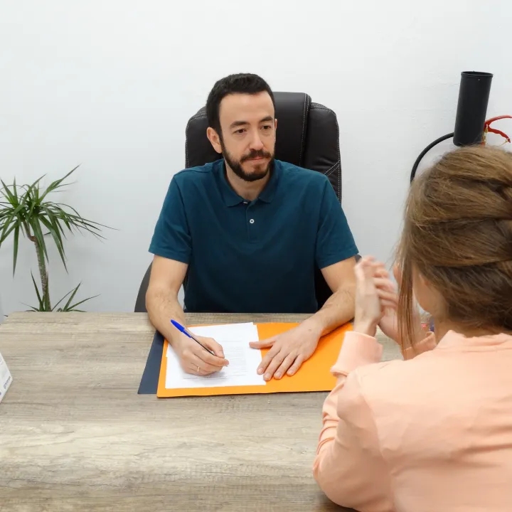 Conversación entre fisioterapeuta y paciente en la consulta